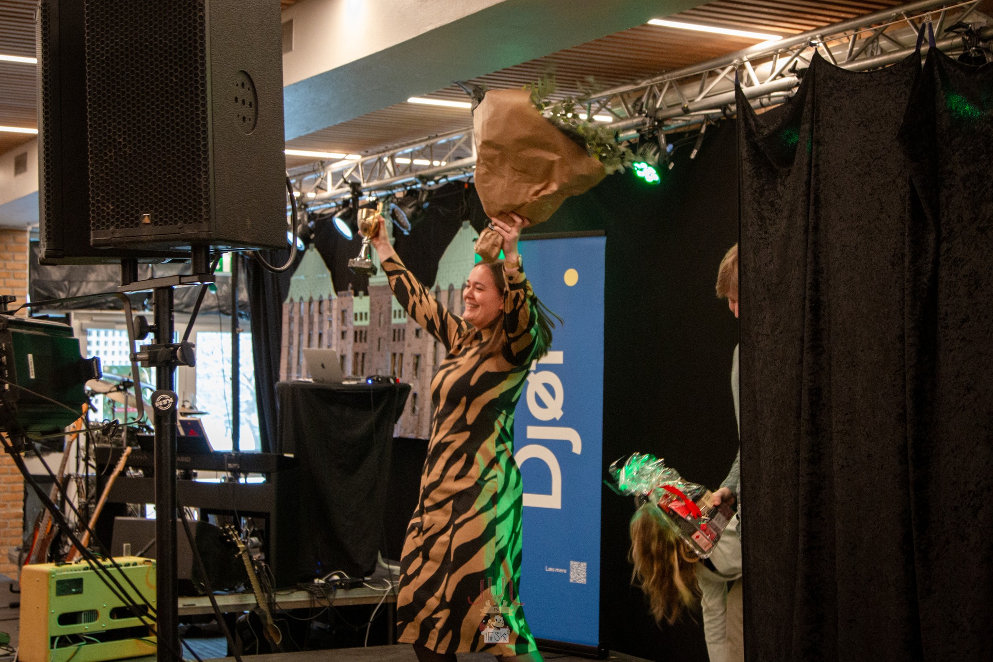 Billede af kvinde med blomst og pokal
