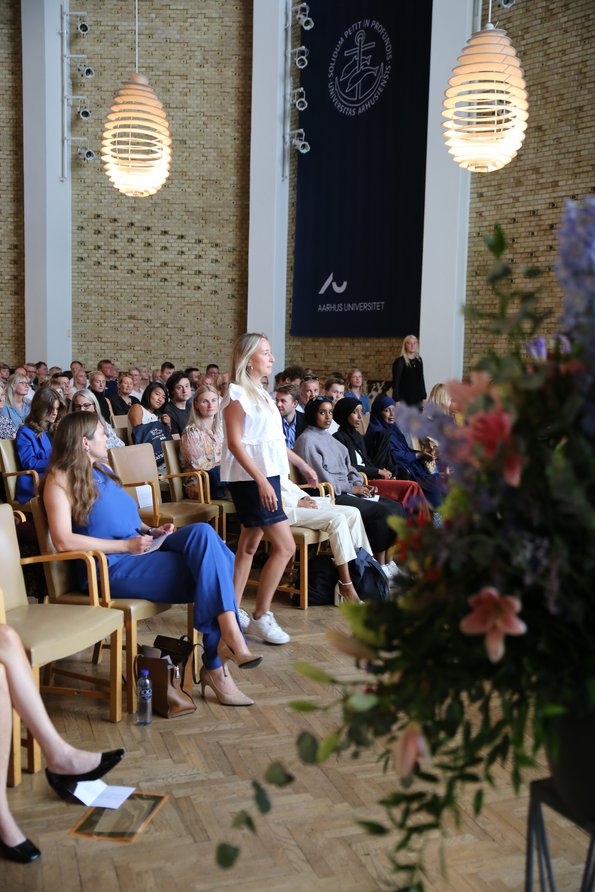 Dimittend går op for at modtage kandidatnål Foto: Aarhus BSS