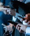 Hænder, som holder mobiltelefoner
