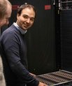 Billede af mand foran supercomputer.
