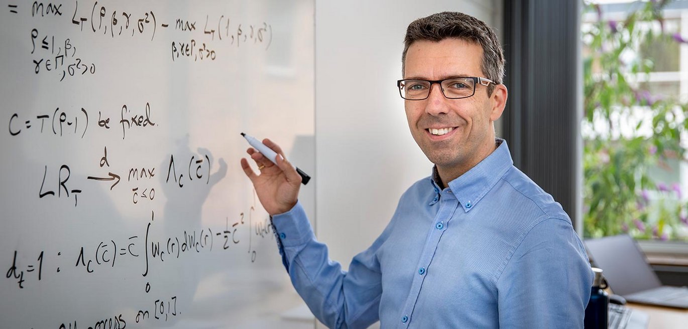 Morten Ørregaard Nielsen ved tavle med matematiske udregninger Foto: Lars Kruse / Aarhus Universitet