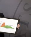 [Translate to English:] Sundhedsminister Magnus Heunicke og statsminister Mette Frederiksen viser den røde og grønne kurve.
